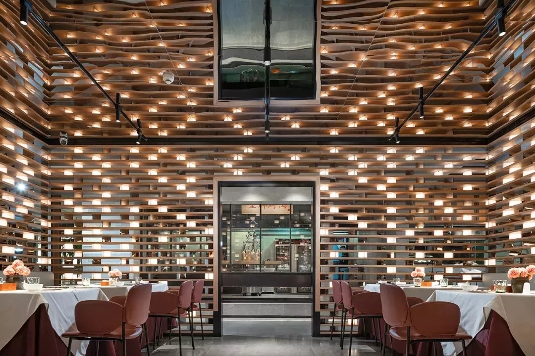梅州大鸭梨烤鸭店以全新的餐饮空间设计，冲破品牌桎梏，重塑品牌形象