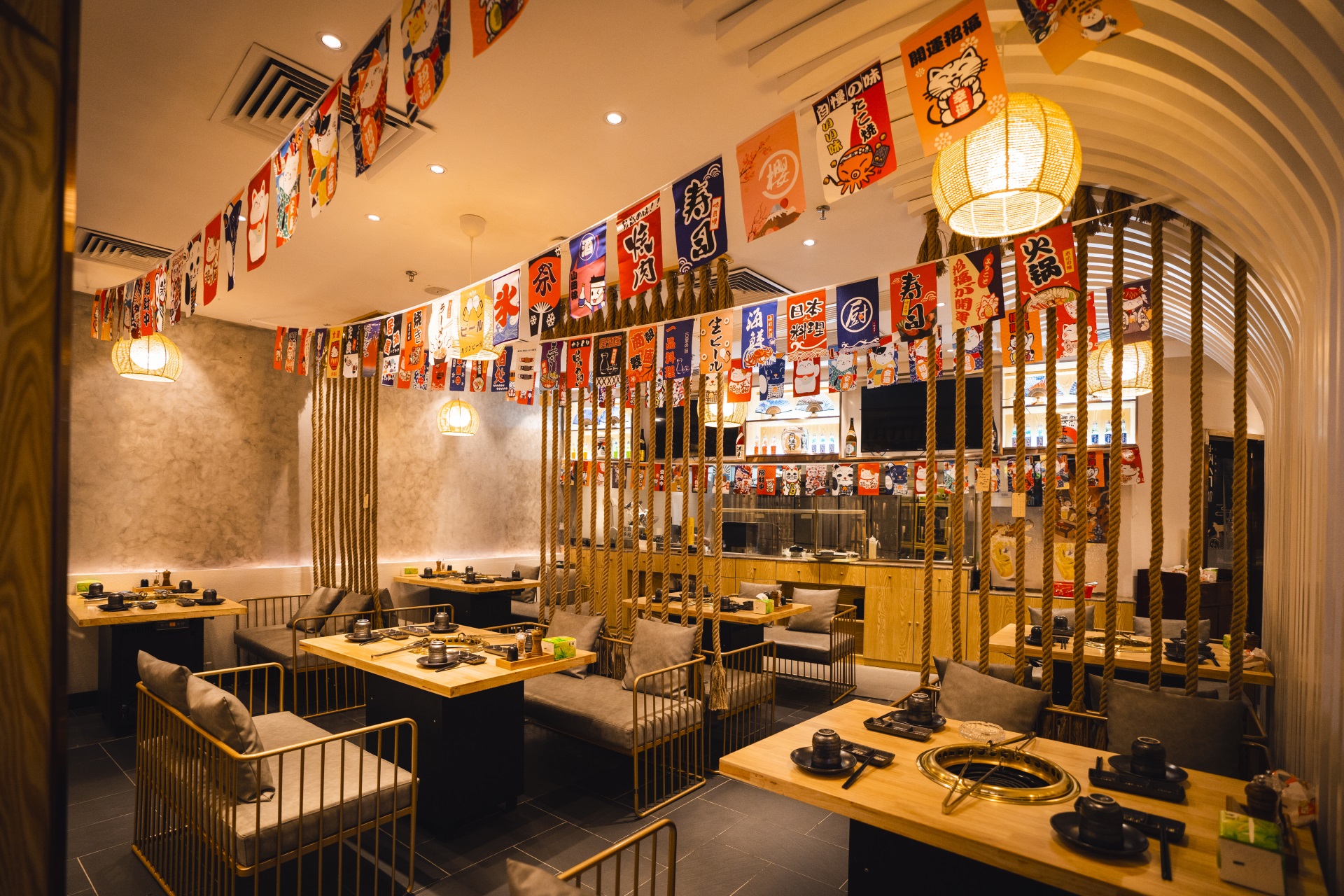 梅州如何通过深圳餐饮空间设计来确定餐厅的装修风格？