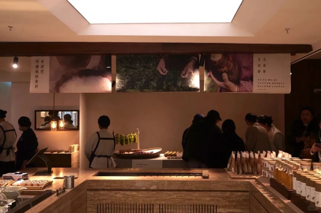 梅州阿嬷手作全国首家体验集合店，用“家味·市集”打造餐饮空间